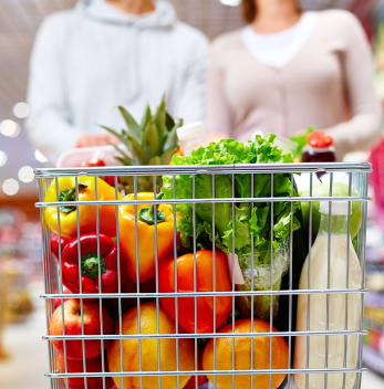 Продуктовые магазины на территории ЖК. Гипермаркет в 10 минутах ходьбы